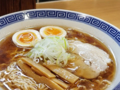 空いているのにウーバーイーツのオーダーばかりを優先している。店内の注文も同時に作ればいいのに…