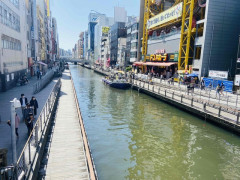 高校生を含む5人の男ら、酒に酔って気分よく歌を歌っていた男性(53)をいきなり担いで道頓堀川に投げこむ → 殺人未遂の容疑で逮捕