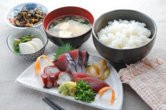 【命題】なぜ、“刺身でご飯は食えない”のに、寿司だと食えるのか？