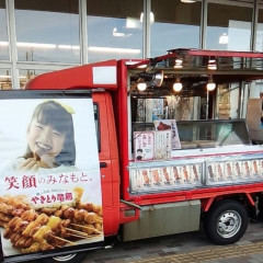 【画像】スーパーの入り口にある焼き鳥屋カーｗｗｗｗｗｗ