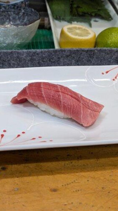 【画像】カウンターの寿司屋で頼んだら一貫ずつ出てきて目が泳いでる
