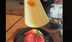 新オープンした生ハンバーグ店、謎パフォーマンスも込みで色々ヤバすぎると話題にｗｗｗｗｗｗｗ