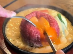 【動画】名古屋市大須に新しくオープンした生すぎるハンバーグが話題に。