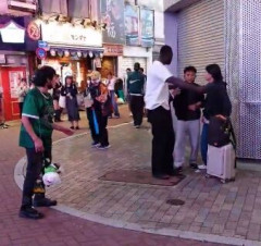 【悲報】威勢よく喧嘩していた日本人、黒人男性の登場で戦意喪失wwwwwwwww