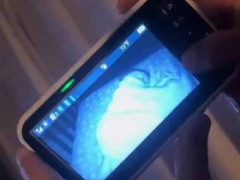 寝ている赤ちゃんをスマホの「見守りカメラ」で見ていた。こちらは異常なし！ → 頼もしいガードマンがおりました…