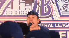 DeNA佐野恵太、ビールかけの中締めで叫ぶ「監督ー、バントミスすいませんでしたー！しっかり練習しときまーす！！」