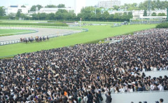 競馬の払戻金、与党内で非課税論が浮上…馬券を購入すると、その時点で金額の25％が主催者の取り分として引かれる。その上で払戻金にも税金がかかり、納税側からみると二重に取られる との不満がある　[10/17]