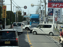 【地獄】サンデードライバーの右折出庫で大型トラック巻き込む大渋滞発生ｗｗｗ