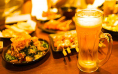 部下にはご飯を奢り、上司には奢ってもらうのが業界の通例。「時代錯誤」と言われ理解されない…