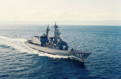 海自の「ベテラン護衛艦」と中国空母が睨み合い…甲板に艦載機が並ぶ！
