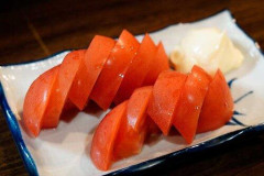 【悲報】飲み会で冷やしトマトを頼む奴、有能か無能か激論へwwwwwwwwww