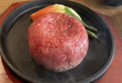 【悲報】名古屋のハンバーグ屋さん…生ユッケレベルの料理を提供してしまう
