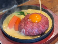 名古屋のハンバーグ屋さんが「完全に生すぎる」と話題に。コレ大丈夫なヤツ……？