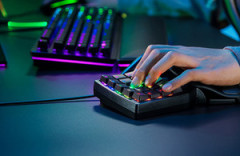 PCの左手デバイス使ってるやついてる？