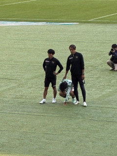◆悲報◆東京ダービーで軽率なハンドでPK与えたヴェルディMF柴戸海MM…サポーターの前で泣き崩れる🤔
