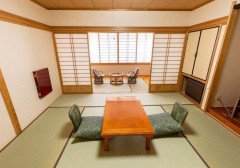 【悲報】旅館の理事、修学旅行宿泊客のJS6の部屋に乗り込み朝四時まで品定め