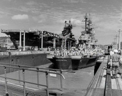 日本の降伏後、東海岸に向かう途中パナマ運河を通過する戦艦「ワシントン」と空母「エンタープライズ」！