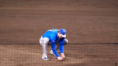 DeNA・レイノルズ、甲子園の土を持ち帰る、土コレクター？記念品？土壌標本の収集家？