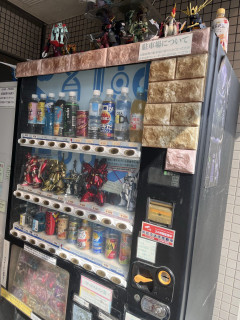 【画像】ガンプラ自販機なんてあるんだな…