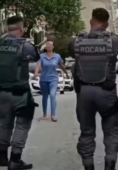【動画】ナイフを持った女、警官に撃たれてM字開脚で死亡
