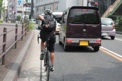 【悲報】自転車ってミラーも指示器も無しで車道走れるけど怖くね？