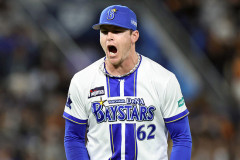 横浜レイノルズ、甲子園の砂を持ち帰り、マウンドに一礼をするwww