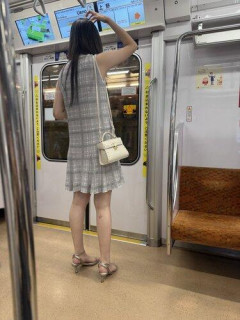 【画像】チンさん、電車でデカ女にビビりまくってしまう