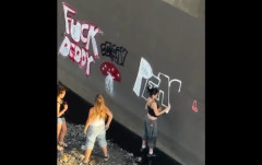 外国人が日本で落書きをしている映像に批判の声殺到！　海外の反応。