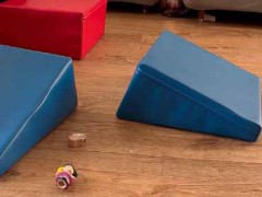 部屋の中はさっきまで騒がしかった。大丈夫なの？ → 彼はソファでこんな姿です…