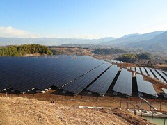 【衝撃】日本、国土面積あたりの太陽光発電設備が主要国でトップクラスだった…狭い国土がソーラーパネルだらけに