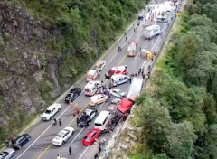 【恐怖】交通事故の現場にトレーラーが突っ込み2人が亡くなった事故の映像が怖すぎ。
