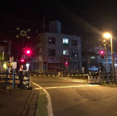 21時過ぎに自宅の最寄り駅に到着したんだ。→家までの道を歩いてると、急に男の怒声と女の悲鳴が聞こえてきたんだ。