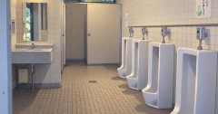 【悲報】不審者男性、トイレで下半身を触っているのが目撃される