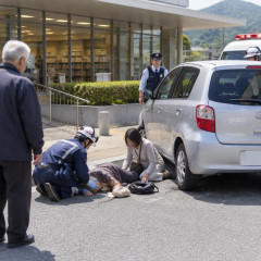 「バック中にブレーキとアクセル踏み間違えた」諫早の図書館で80代男性運転の車が女性2人をはね1人死亡   #長崎 |  ブレーキとアクセルを間違えたとして、