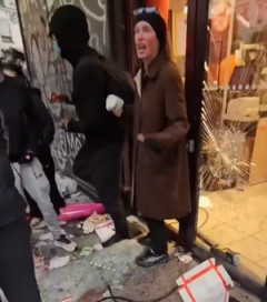 【動画】パリのリベラル女性さん、デモの移民集団にすべからく奪われて絶望ｗｗｗｗｗ