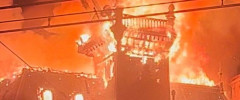 フランスで55万人デモ 市庁舎ほぼ全焼