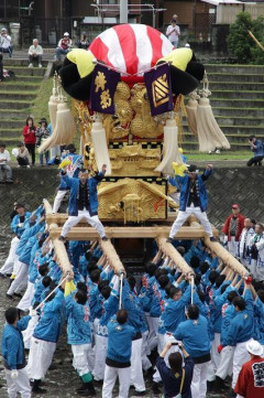 愛媛県西条市　「痛恨の極み」秋祭りの山車;太鼓台の下敷きに、就任わずか3か月の副市長が死亡  [10/18]