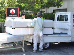 【悲報】軽トラで荷下ろし中の30代女性、乗用車に突っ込まれ両足切断