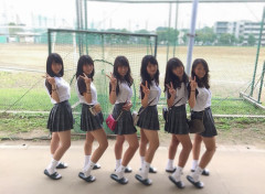 【画像】女子高生さん、並んで『胸』の大きさ比べしてしまうw