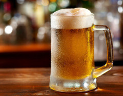 【悲報】若者「ビールが不味すぎる、こんなのに金払って不健康になってる奴は知恵遅れだろ」