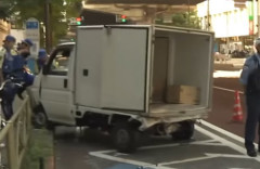 軽トラックから荷下ろしをしていた30代女性、乗用車に突っ込まれ両足切断の大怪我…病院で意識回復