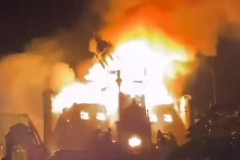 フランスのデモ、55万人に拡大　市庁舎が放火され全焼