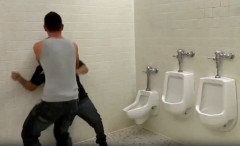 【動画】外国人さん、トイレで激しすぎる殴り合いを始めてしまうｗｗｗｗｗ
