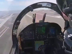 操縦桿から手を離したまま約2秒で海の上へ、空母から発進する戦闘機のコックピット映像【海外の反応】
