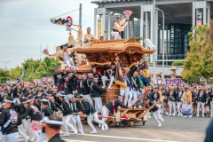 だんじり祭の山車「車輪固定で直進しかできない構造ですw」←直進だけしろよ
