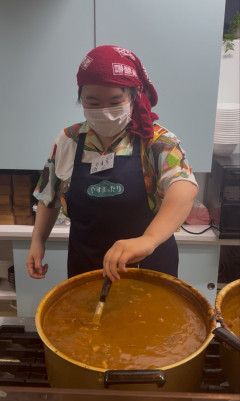 【画像】やす子、子ども食堂でカレーを振る舞うｗｗｗｗｗｗｗｗｗ