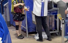 【動画】ハマスタのビール売り子、買って目の前で捨てるのを容認してしまう