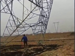倒れていく送電鉄塔の足元を歩く男性に「お前、何やってんだよ」、煙突やサイロが次々に倒れる映像まとめ【海外の反応】