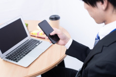 【怪しい？】勤務中、休日の彼女に昼過ぎLINEしたが、既読と返信が来たのは18時過ぎで…