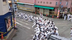 【動画】大阪・西成のだんじり、ガチでレベルが違う模様wwwwww見物客「アカンアカンアカン」